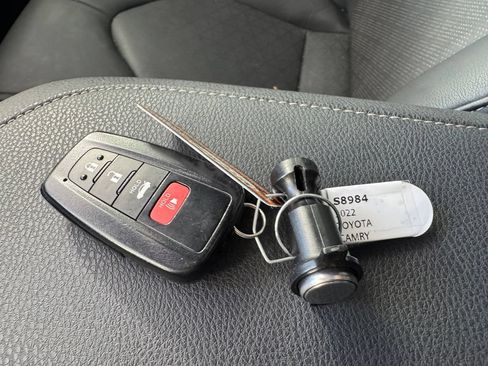 Used 2022 Toyota Camry XSE FWD image 3
