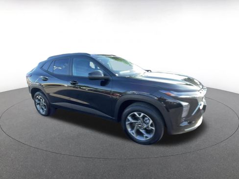 Used 2025 Chevrolet Trax LT image 2