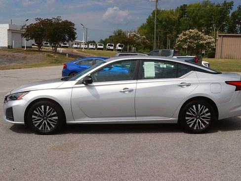 Used 2025 Nissan Altima 2.5 SV FWD image 4