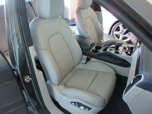 Used 2021 Porsche Cayenne S AWD/4WD image 24