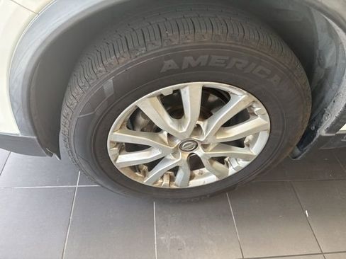 Used 2020 Nissan Rogue SV FWD image 2