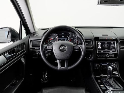 Used 2014 Volkswagen Touareg Sport AWD/4WD image 16