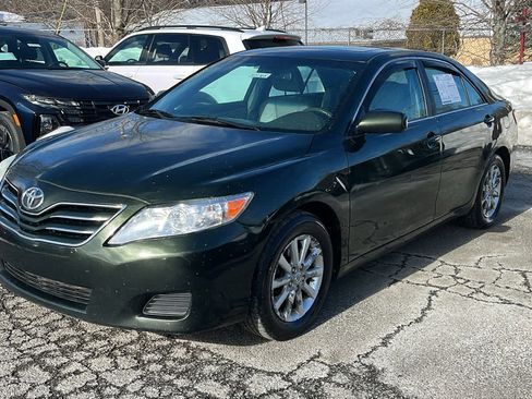 Used 2010 Toyota Camry XLE image 3