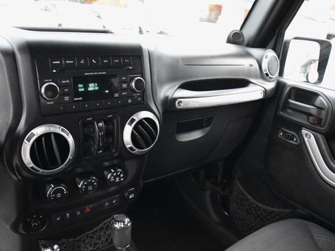 Used 2014 Jeep Wrangler Unlimited Sahara w/ Max Tow Package AWD/4WD image 21