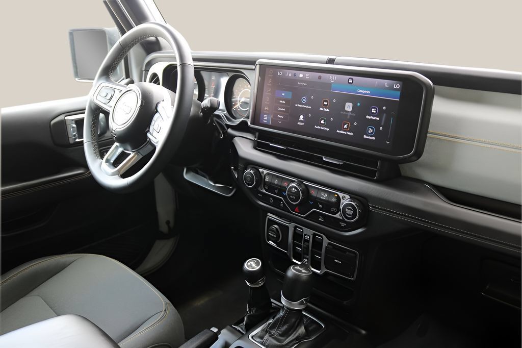 Used 2025 Jeep Wrangler Unlimited Sahara AWD/4WD image 19