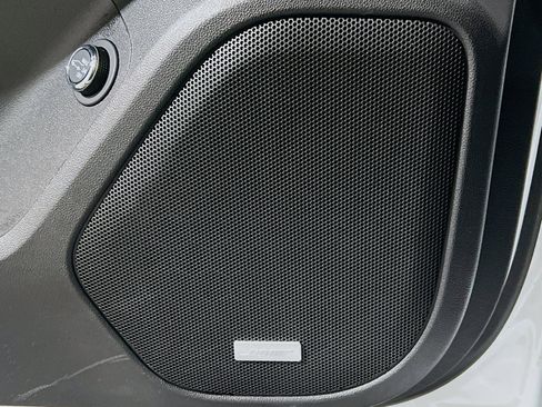 Used 2023 GMC Acadia SLT w/ Elevation Edition image 15