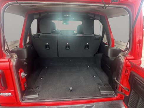 Used 2025 Jeep Wrangler Sahara image 16