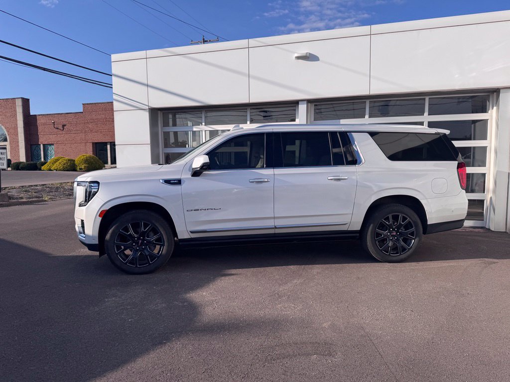 Used 2023 GMC Yukon XL Denali w/ Denali Reserve Package AWD/4WD image 2