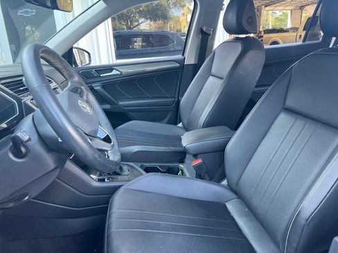 Used 2024 Volkswagen Tiguan SE w/ Panoramic Sunroof Package FWD image 9