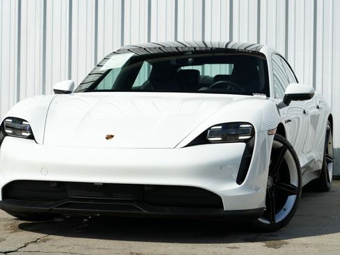 Used 2021 Porsche Taycan image 3