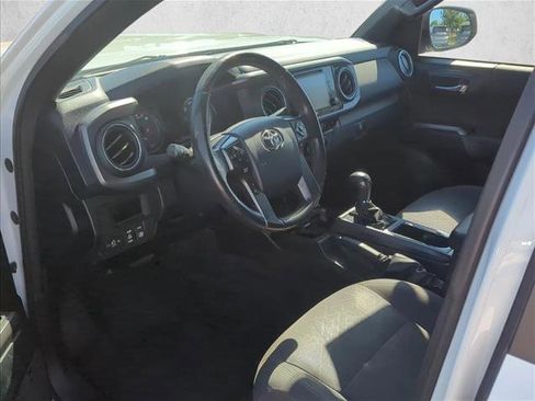 Used 2017 Toyota Tacoma TRD Off-Road image 8