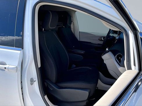 Certified 2023 Chrysler Voyager LX image 8