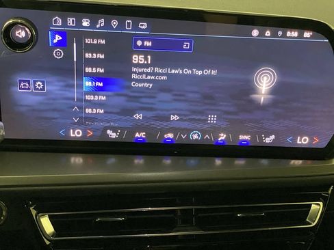 Used 2025 Chevrolet Traverse LT FWD image 12