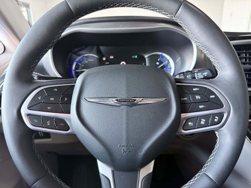 Used 2024 Chrysler Pacifica Limited FWD image 19