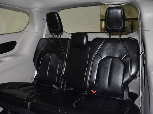 Used 2024 Chrysler Pacifica Touring-L image 29