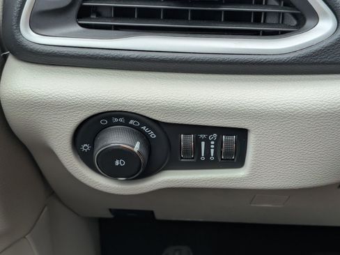 Used 2024 Chrysler Pacifica Touring-L FWD image 18