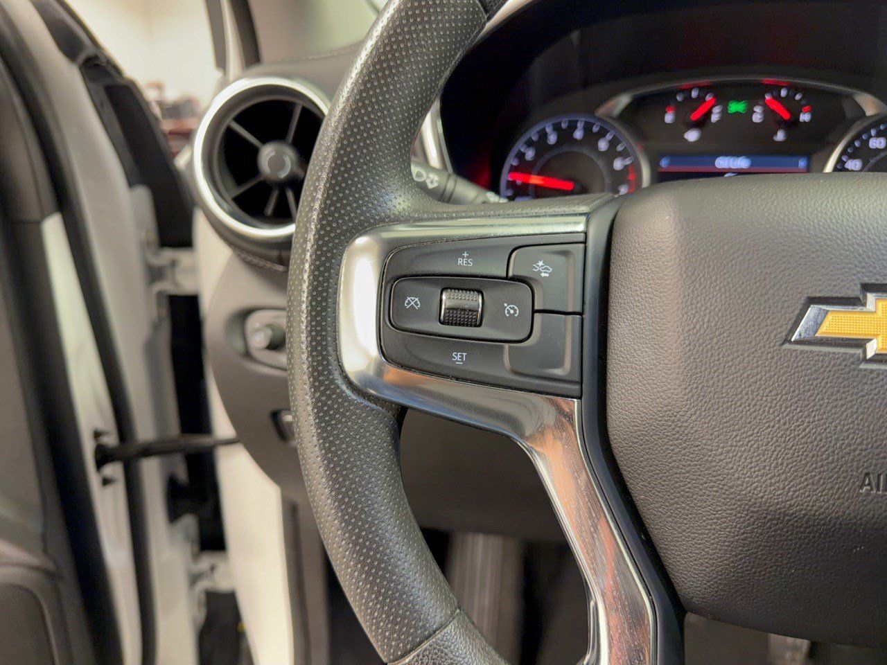 Used 2025 Chevrolet Blazer LT FWD image 18