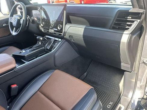 Used 2025 Lexus GX 550 w/ Cold Area Package AWD/4WD image 30