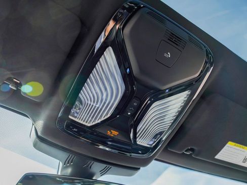 Used 2023 BMW 530e xDrive w/ Premium Package image 34