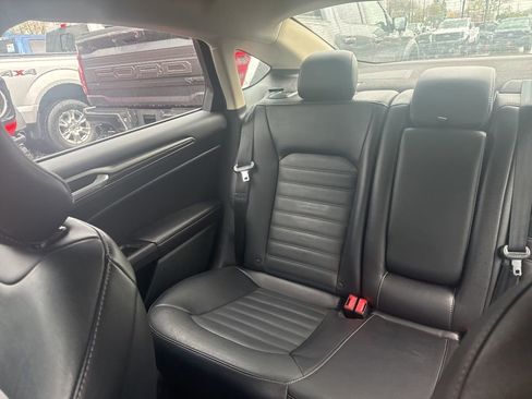 Used 2017 Ford Fusion SE w/ Fusion SE Technology Package image 12