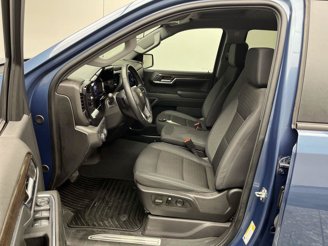 Certified 2024 Chevrolet Silverado 1500 LT AWD/4WD image 3