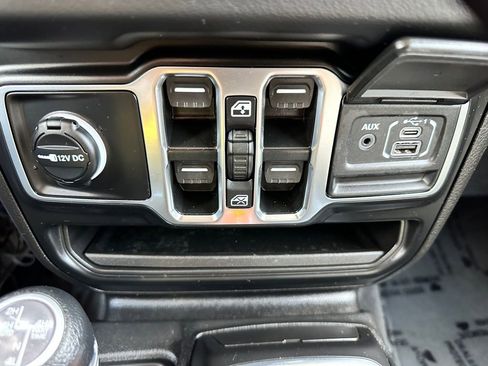 Used 2025 Jeep Wrangler Unlimited Sahara image 22