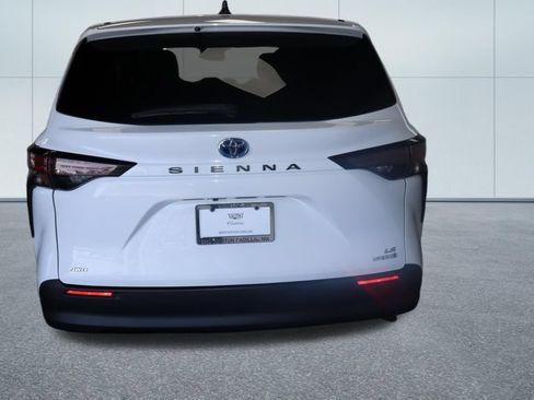Used 2024 Toyota Sienna LE AWD/4WD image 4
