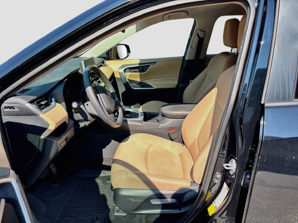 Used 2025 Toyota RAV4 LE AWD/4WD image 18