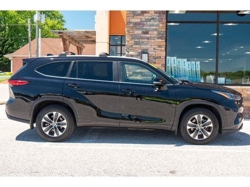 Used 2023 Toyota Highlander XLE AWD/4WD image 2