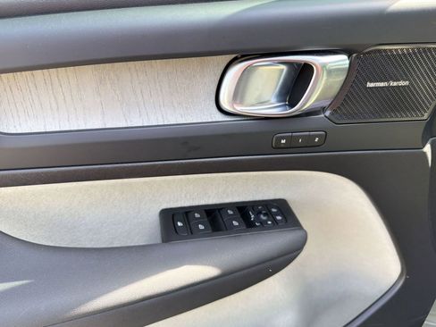 Used 2023 Volvo XC40 B5 Plus w/ Climate Package image 12