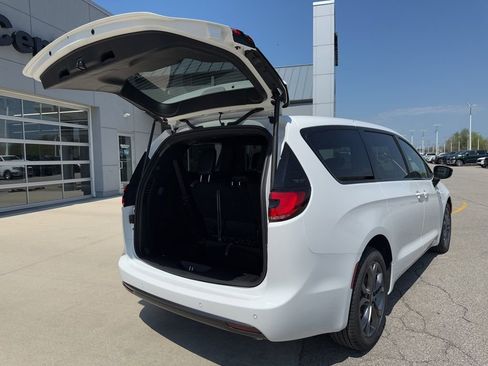 New 2026 Chrysler Pacifica Select FWD image 13