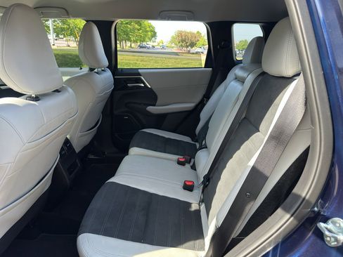 Used 2025 Mitsubishi Outlander SE image 15