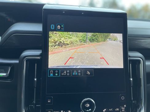 Used 2025 GMC Yukon Elevation image 16