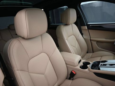 Certified 2025 Porsche Macan AWD/4WD image 30