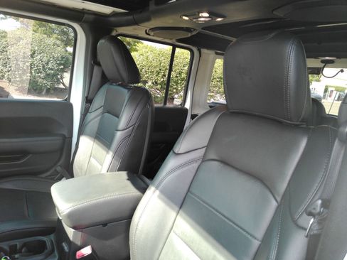 Used 2019 Jeep Wrangler Unlimited Sahara AWD/4WD image 13