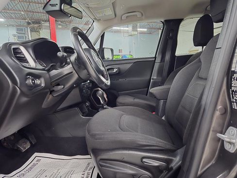 Used 2018 Jeep Renegade Latitude w/ Advanced Technology Group image 11