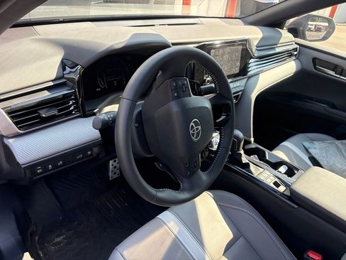 Used 2025 Toyota Camry SE w/ Convenience Package FWD image 4