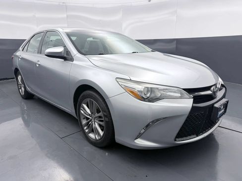 Used 2015 Toyota Camry SE FWD image 1