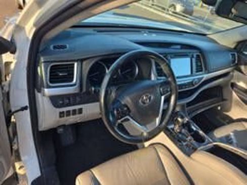 Used 2017 Toyota Highlander XLE AWD/4WD image 4