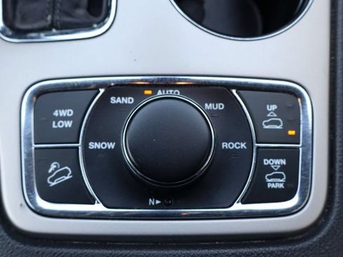 Used 2019 Jeep Grand Cherokee Overland AWD/4WD image 18