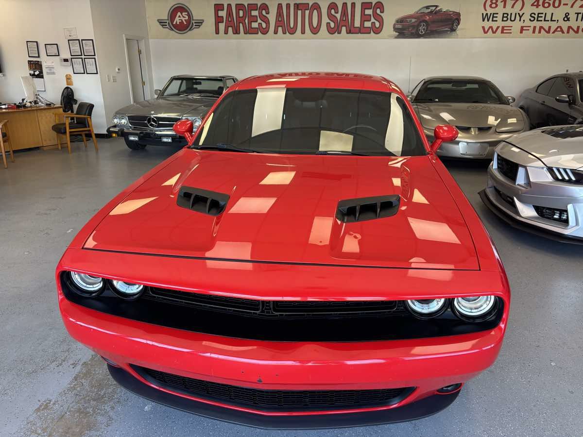Used 2016 Dodge Challenger SXT RWD image 1
