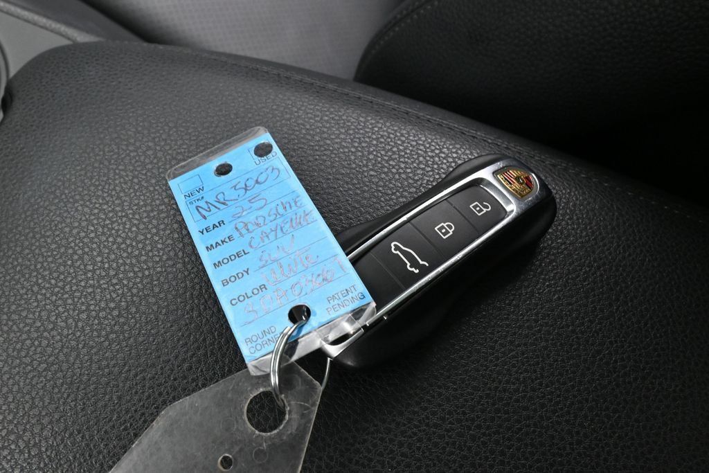 Used 2025 Porsche Cayenne AWD/4WD image 33