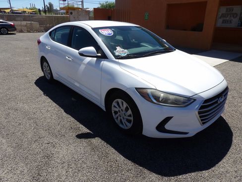 Used 2018 Hyundai Elantra SE FWD image 2