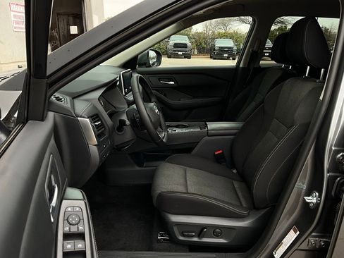 Used 2025 Nissan Rogue SV image 10