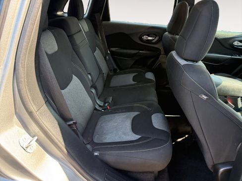 Used 2016 Jeep Cherokee Sport FWD image 18