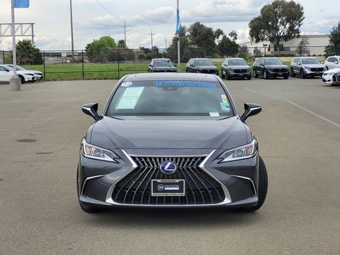 Used 2022 Lexus ES 300h w/ Premium Package image 2