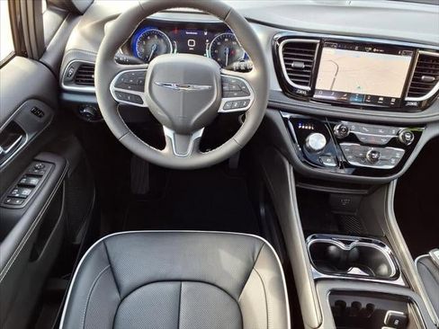 New 2026 Chrysler Pacifica Limited image 31