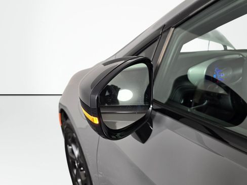 Used 2023 Chrysler Pacifica Limited w/ Uconnect Theater Family Group FWD image 14
