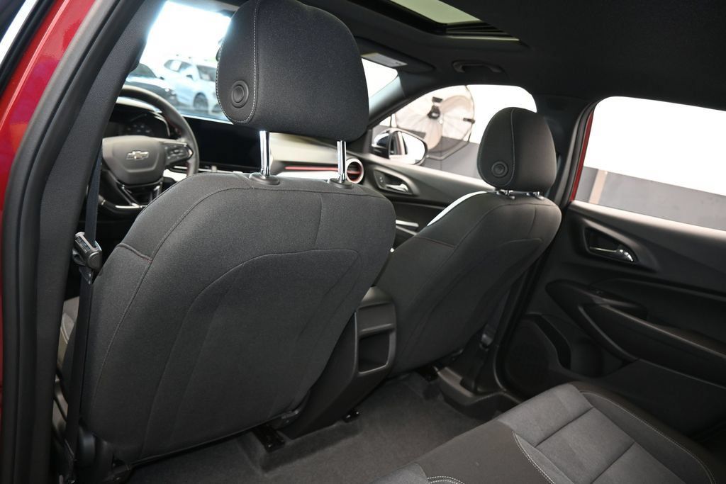 Used 2025 Chevrolet Trax RS w/ Sunroof Package FWD image 32