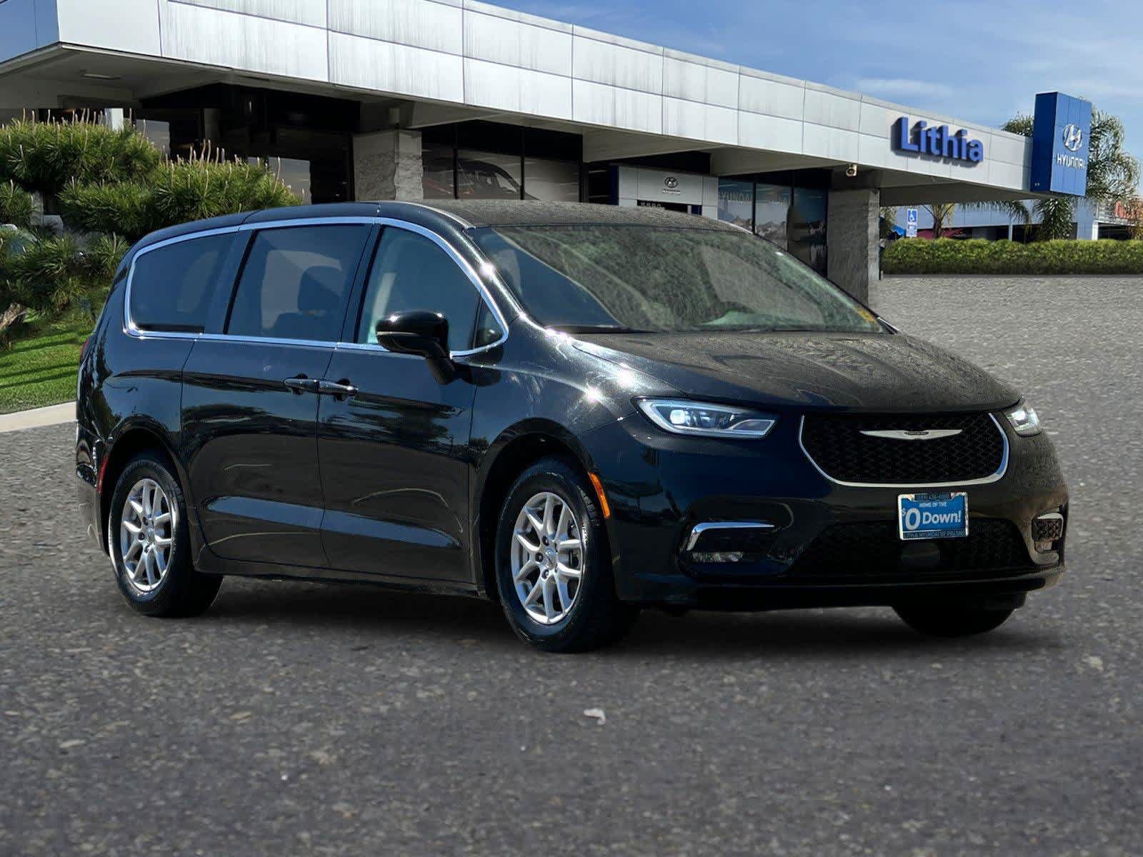Used 2024 Chrysler Pacifica Touring-L FWD image 10